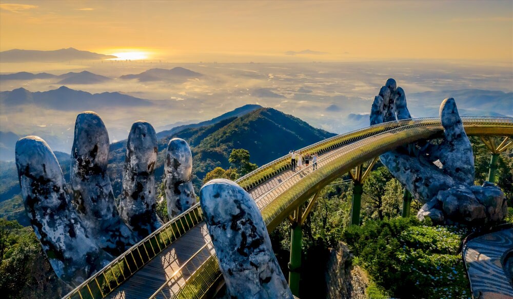 Cầu Vàng Đà Nẵng vắng người nhất vào lúc sáng sớm
